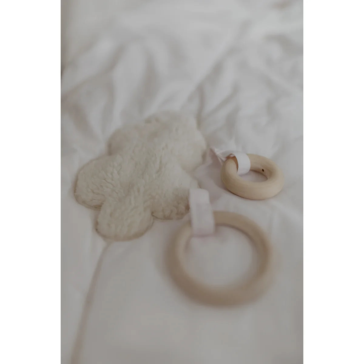 Soft weiße wolkenförmige greifling mit zwei naturholzringen aus ökologischen baby- & kinderprodukten