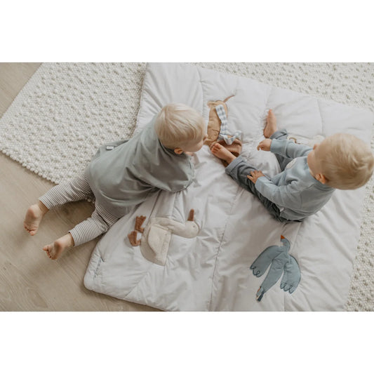 Weiße gesteppte activity decke mit bestickten vogelmotiven als nachhaltige babykleidung schweiz und geschenk für neugeborene