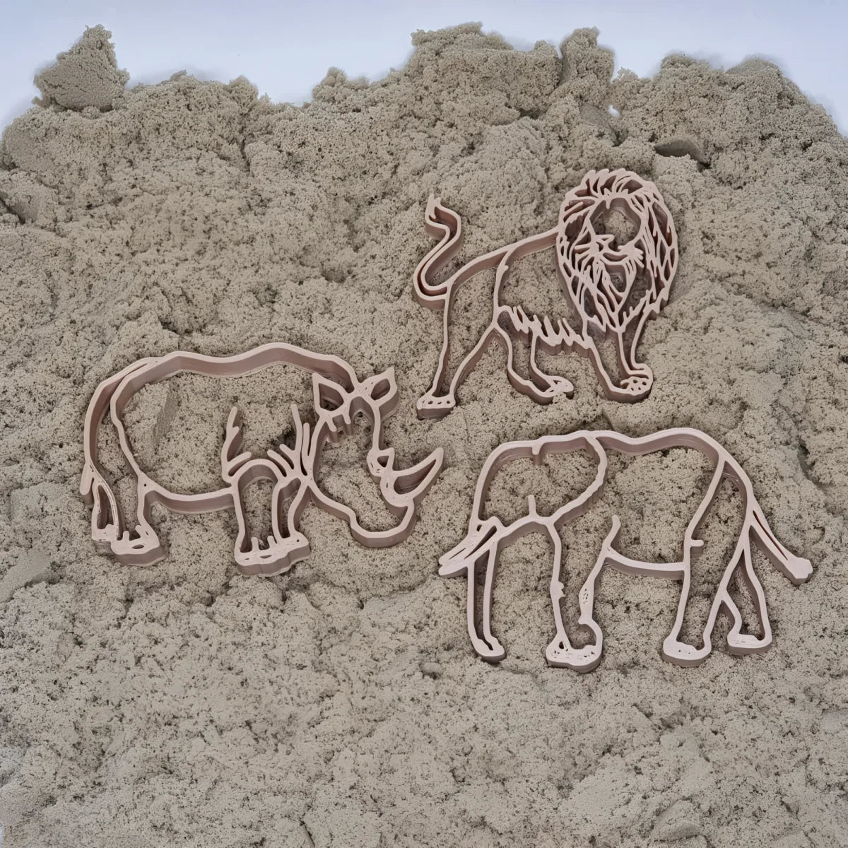 Drei Tier-Ausstecher auf Kinetischem Sand, ideal für nachhaltige Kinderprodukte Schweiz