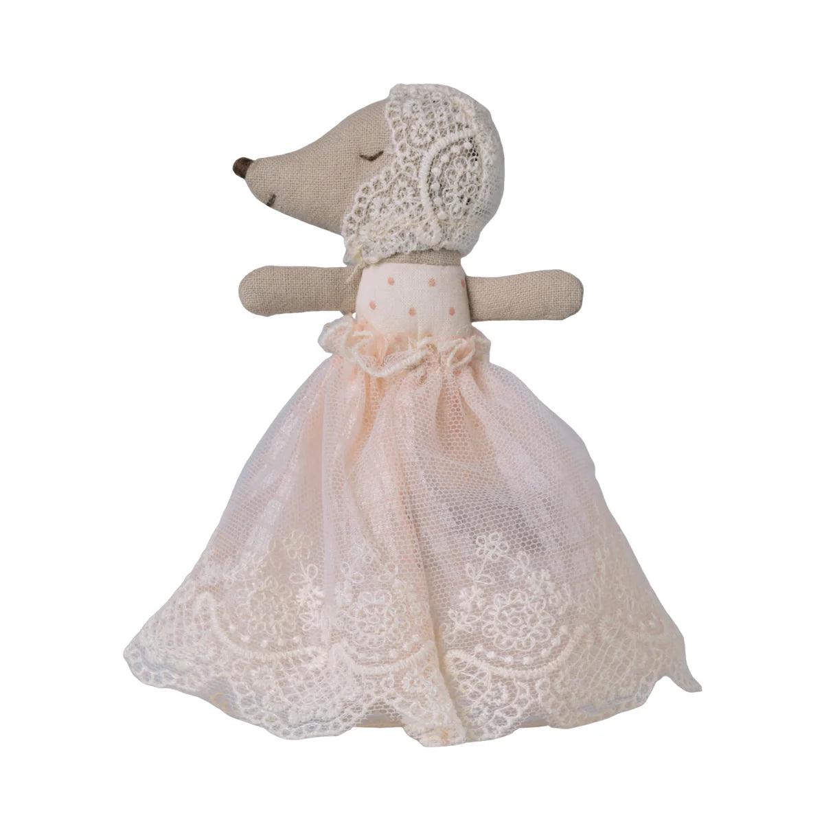 Ein beige mausplüschtier in einem rosa spitzenkleid mit passender haube als geschenk für neugeborene aus ökologische