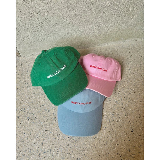 Drei weiche pastellfarbene babyccino club kinder caps in grün rosa und hellblau nachhaltige babykleidung schweiz