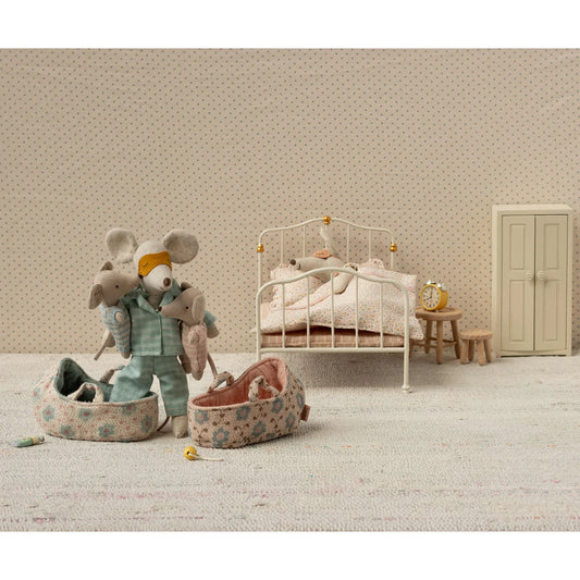 Babymaus in Tragetasche Rose: Plüschmaus in grünen Pyjamas mit Augenmaske hält kleine Mäuse