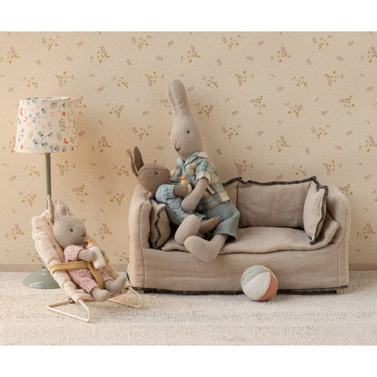 Beige Leinen-Sofa mit Stickerei und zwei Stoffhasen der Babysitter Micro | Creme