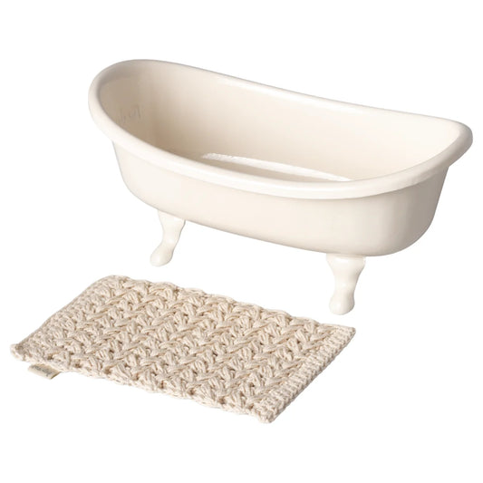 Cremeweiße Porzellan-Wanne mit Badewannenfüßen und texturierter Badezimmer-Matte