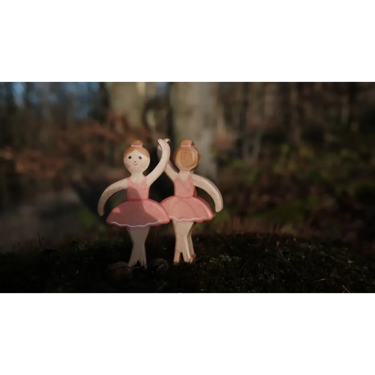 Zwei Miniatur-Holz-Ballerina-Figuren in rosa Tutus und Pfirsich-Haarspangen