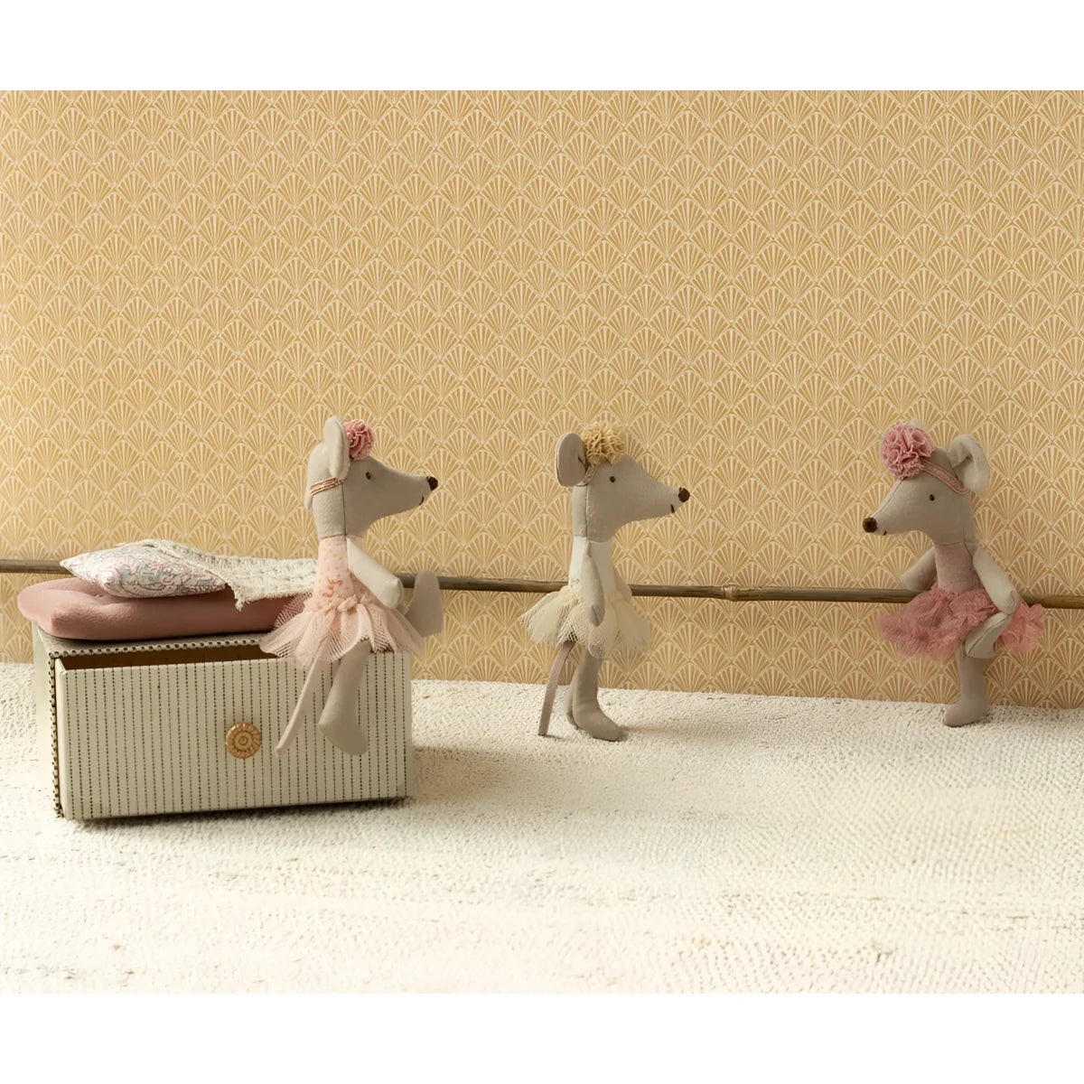 Drei fantasievolle Mausfiguren im Ballettanzug neben einem kleinen Koffer