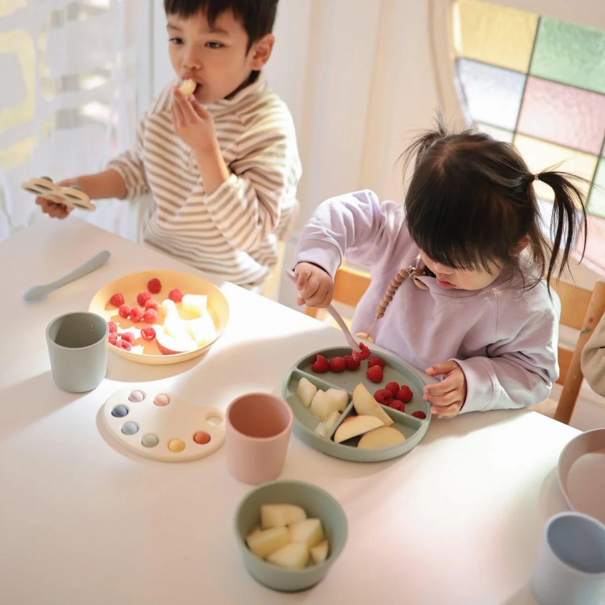 Zwei Kinder sitzen am Tisch mit Speisen im Becher 2er Set | Ivory