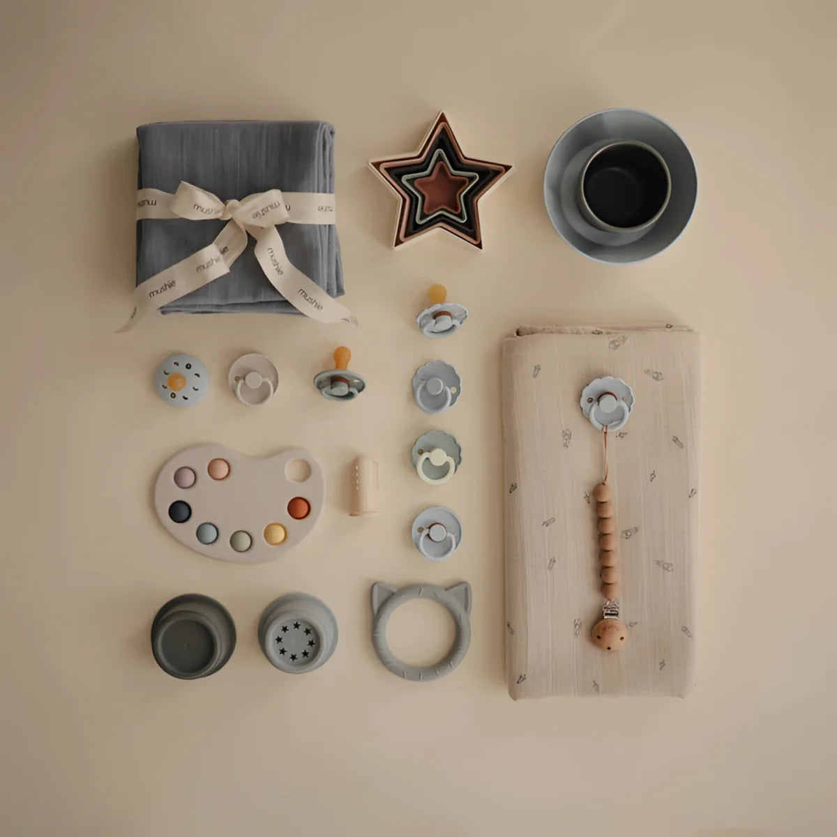 Babyzubehör Flat Lay mit Beissring Katze, schadstofffrei und langlebig
