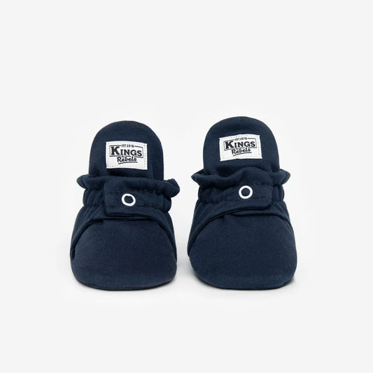 Navyblaue babyboots aus weichem baumwollstoff mit weißen stickern und ringösen nachhaltige babykleidung schweiz