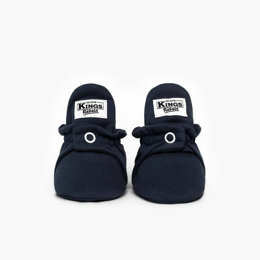 Navyblaue babybooties aus baumwolle mit weißer stickerei und elastischem bund nachhaltige babykleidung schweiz