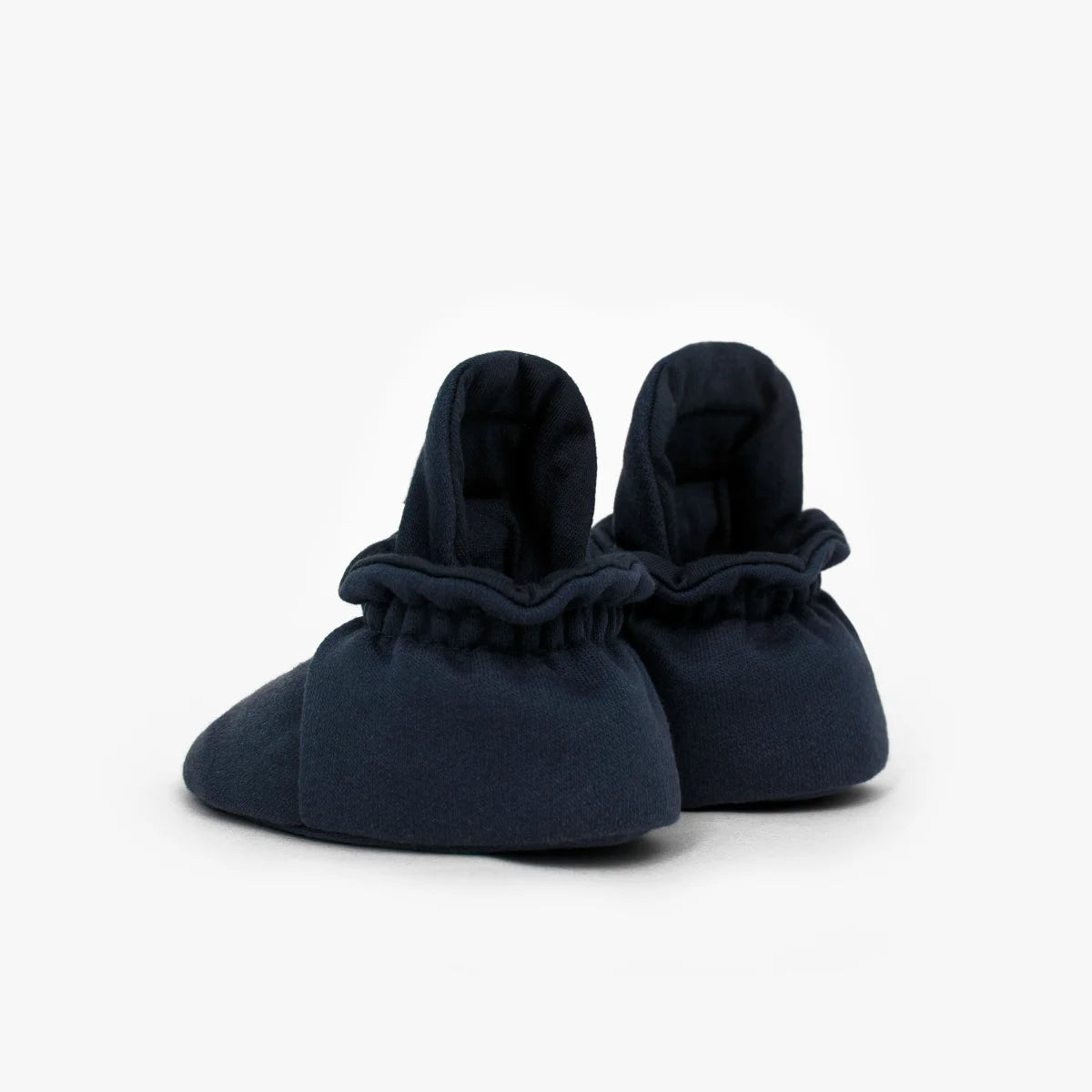 Navy blaue baby booties aus weicher baumwolle mit rüschen für neugeborene nachhaltige babykleidung schweiz