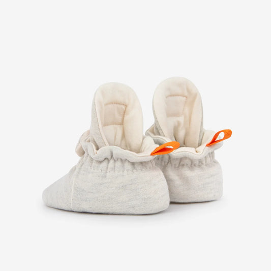 Weiche heather graue babybooties mit plüschigem cremefarbenem innenfutter und leuchtend orangefarbenen ziehschlaufen