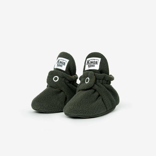 Paar dunkelgraue Babystiefel mit weißen Kings-Markenetiketten, Fleece Original Olive