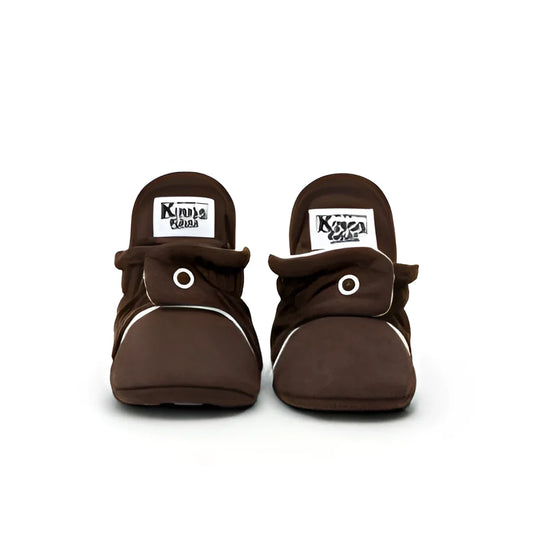 Braune Wildleder-Babyschuhe mit weißen Schnürsenkeln für Booties Gamuza Gripper