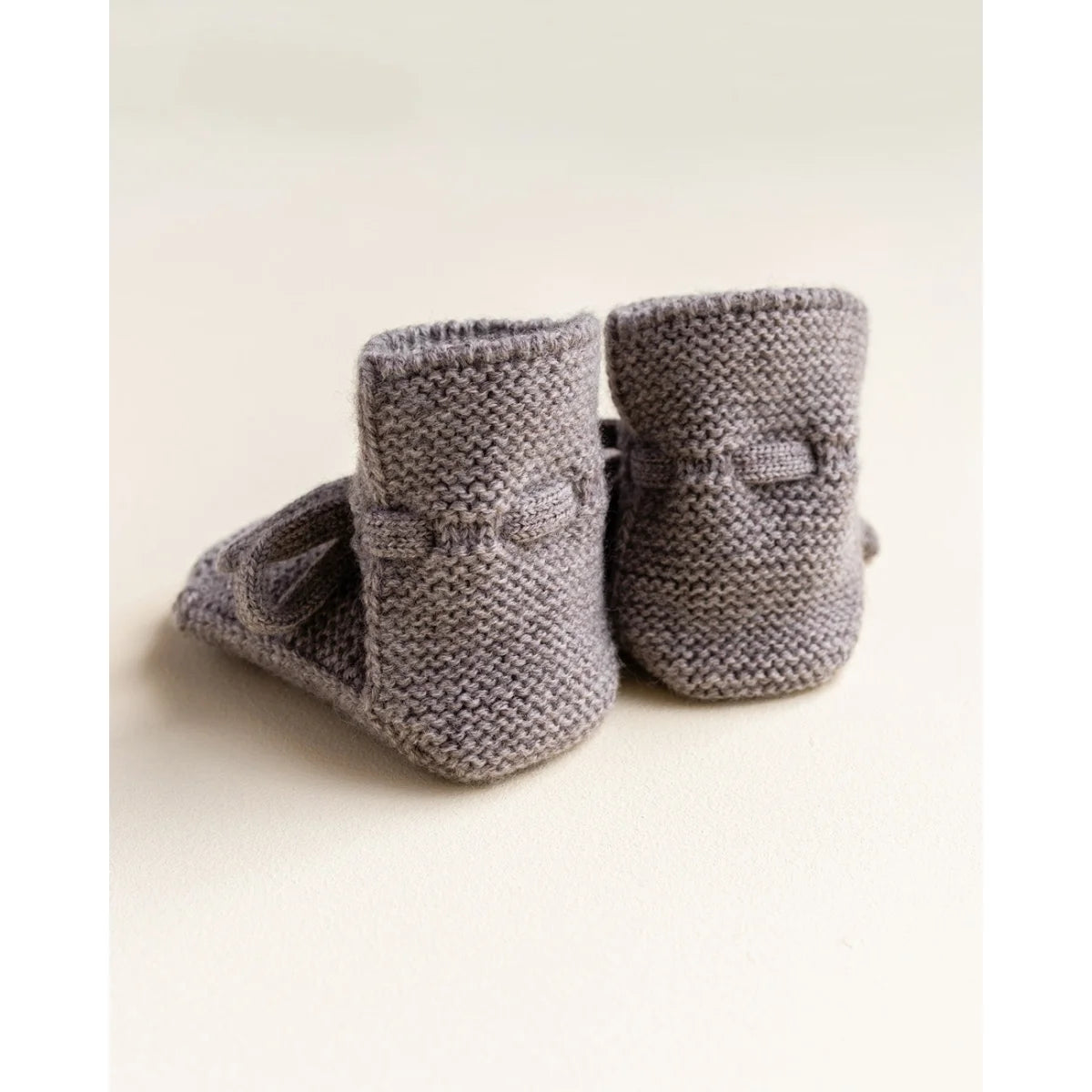 Graue, gestrickte Babybooties mit Knopfverschluss von Otter für optimalen Komfort