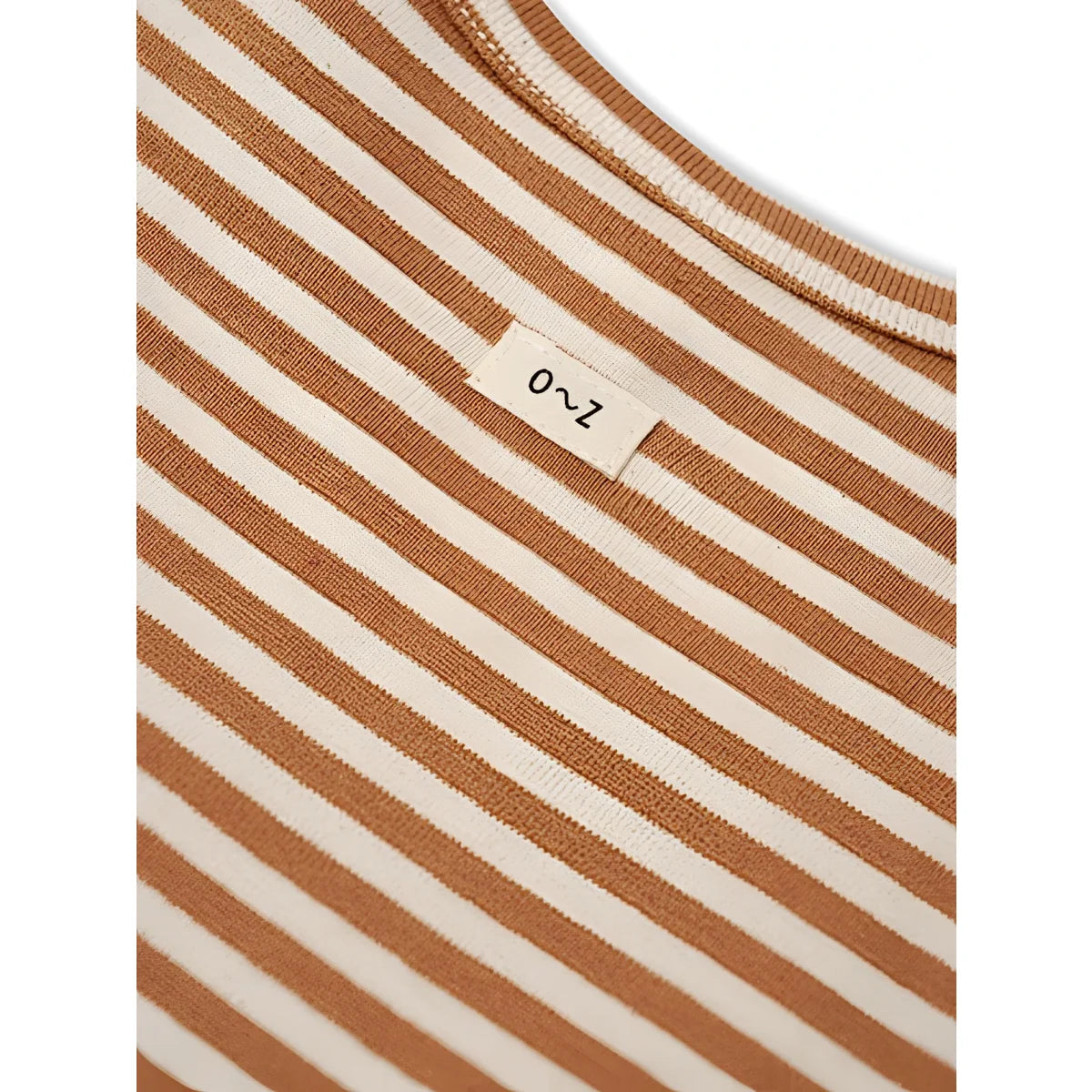 Boxy T-Shirt Copper Stripes: weiches, gerippter Baumwoll-Top mit diagonalen Karamell- und Offwhite-Streifen