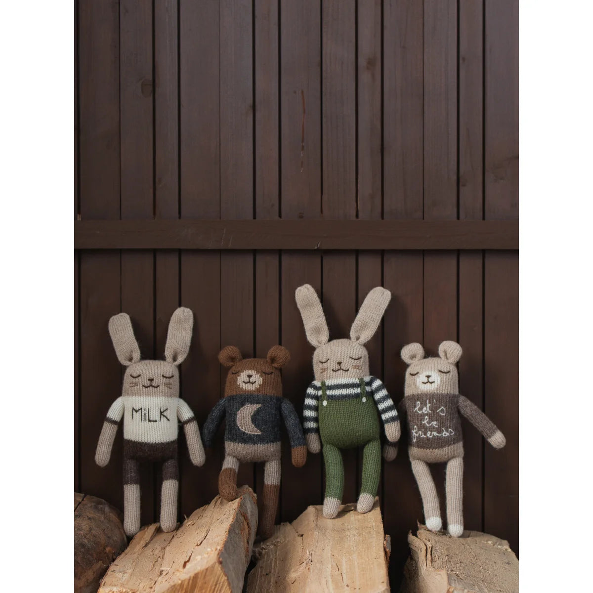 Gestricktes Plüschhase mit geschlossenen Augen in Olive-Overalls, weißes Milk-Shirt