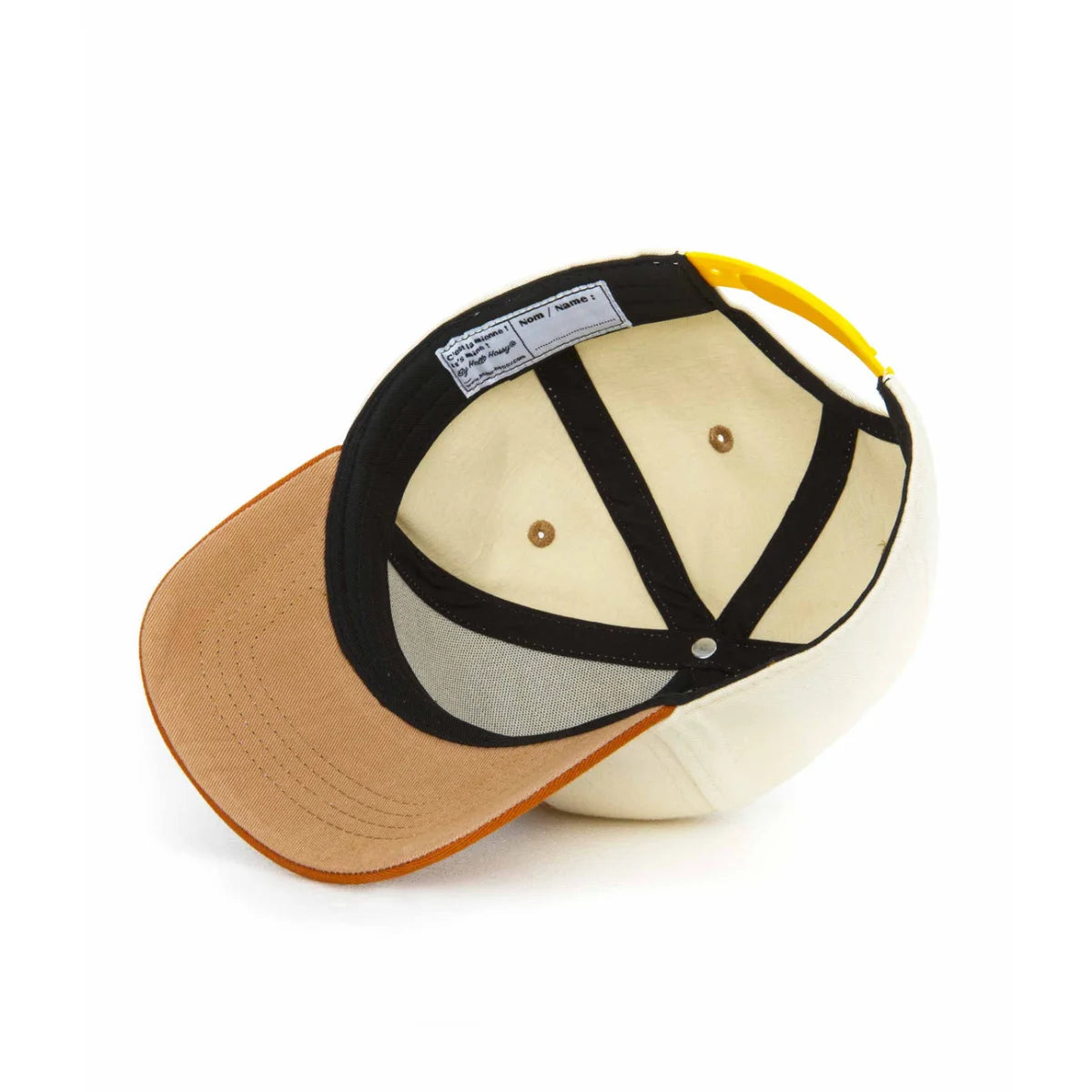 Beige cap mini mit cremefarbenem stoff, beigem schirm und schwarzem verstellbarem mesh-verschluss hinten