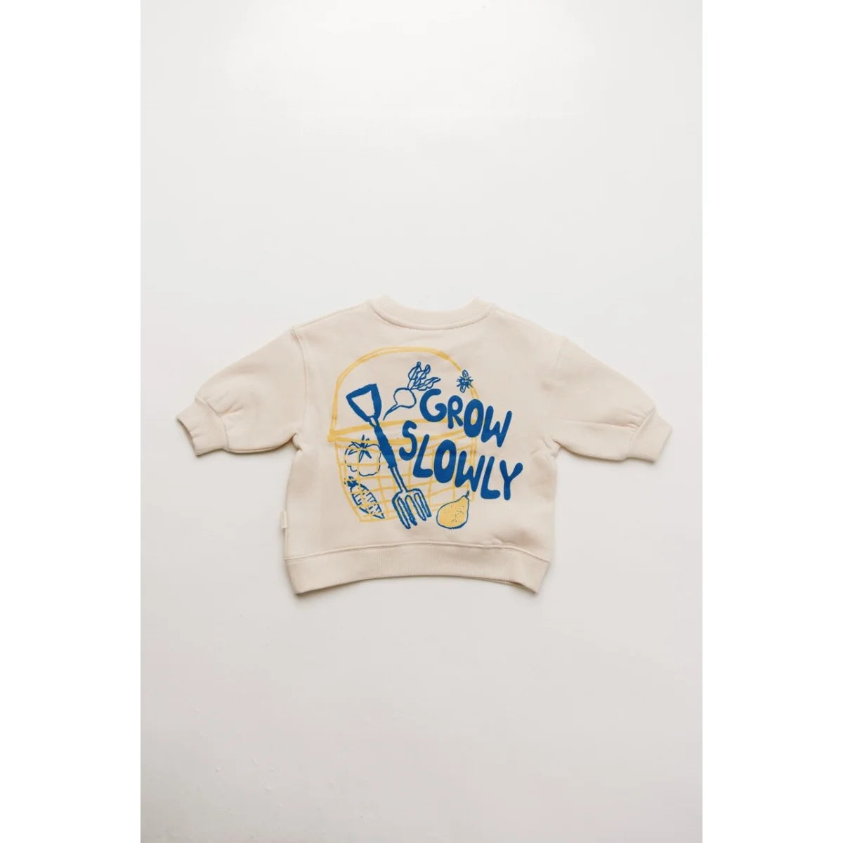 Creamfarbener Carner grow slowly Pullover für Kinder mit spielerischer grafik in blau und gelb mit gartengeräten und gemüse