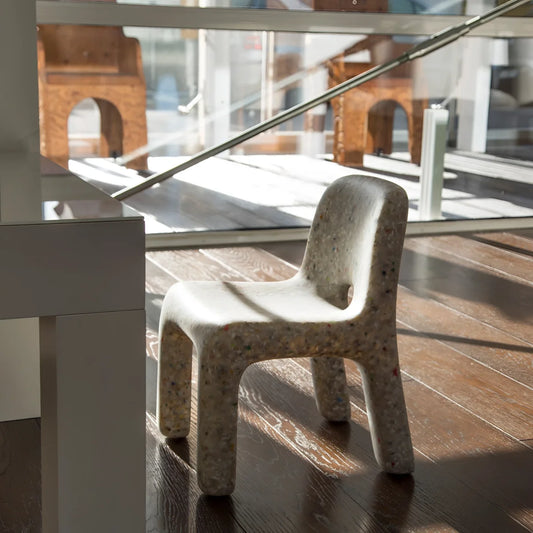 Charlie stuhl off-white minimalist weißer stuhl mit gesprenkelter textur aus recyceltem beton