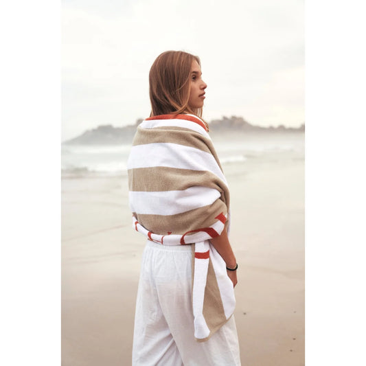 Beige und weiss gestreiftes badetuch ciao a tutti mit rotem rand, nachhaltig und ideal für ökologische babyprodukte