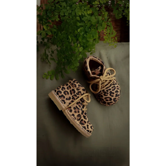 Klassische Leopard Desert Boot aus pflanzlich gegerbtem Wildleder für Kleinkinder