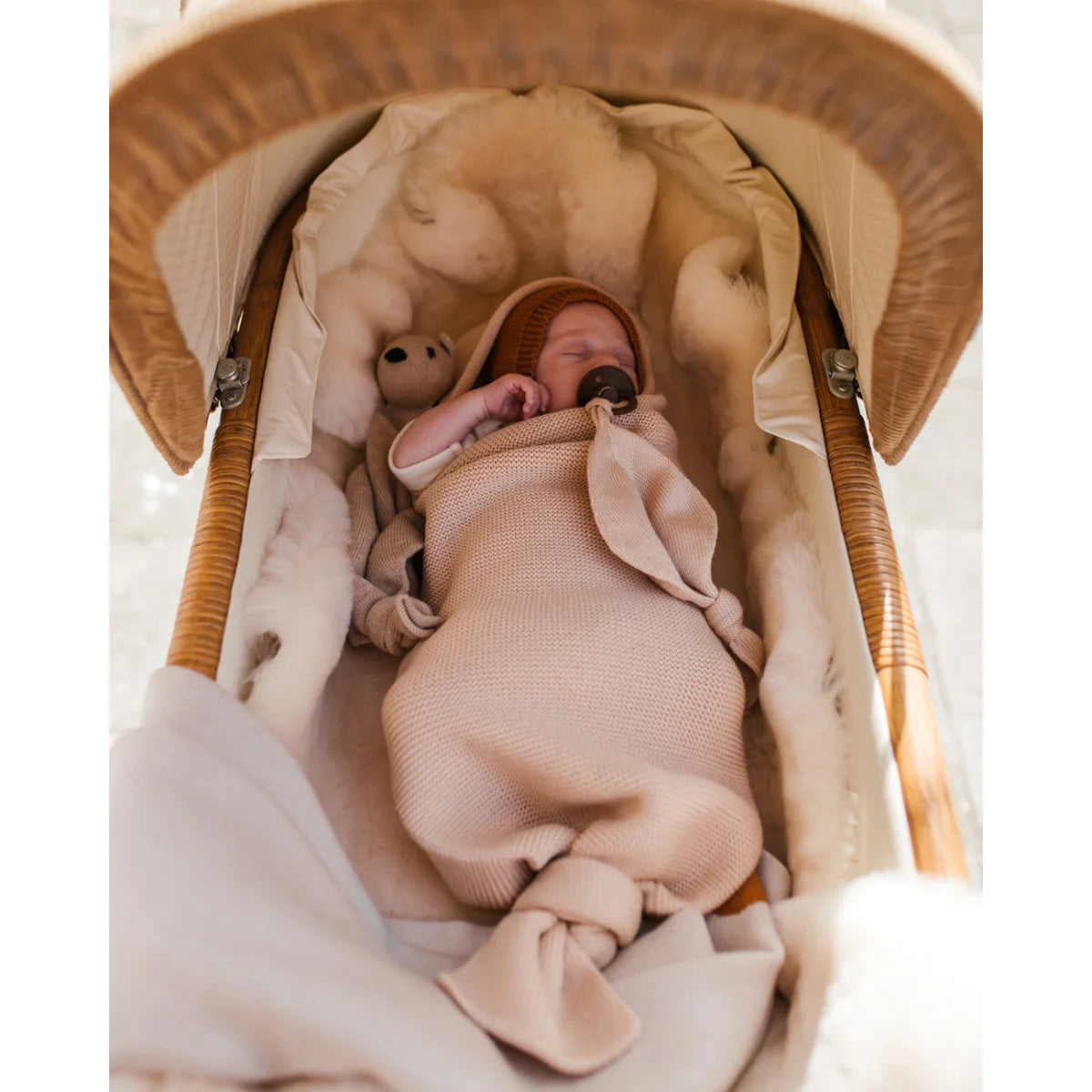 Neugeborenes Baby in Decke im Bassinet, Cocoon Babydecke in Oat