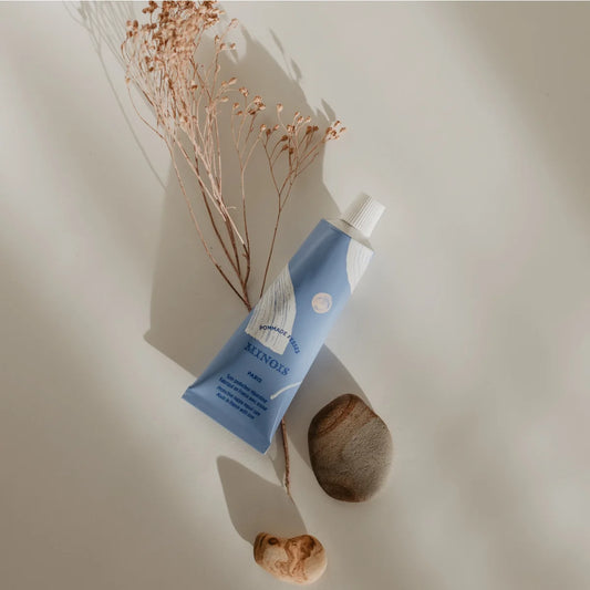 Eine hellblaue tube minois paris windelcreme 50 ml mit weißem deckel und minimalistischem etikett
