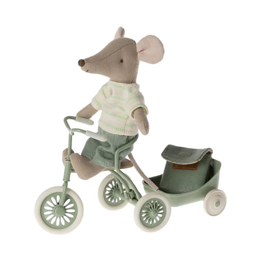 Stoffmausspielzeug auf einem Miniaturdreirad mit angehängtem Wagen