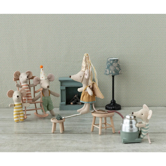 Kollektion von fantasievollen Stofftieren und Miniaturmöbeln in Vignette