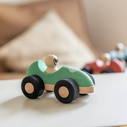 Grünes Holzspielzeug-Rennauto E-Cork Racer Fahrzeug in ansprechendem Design