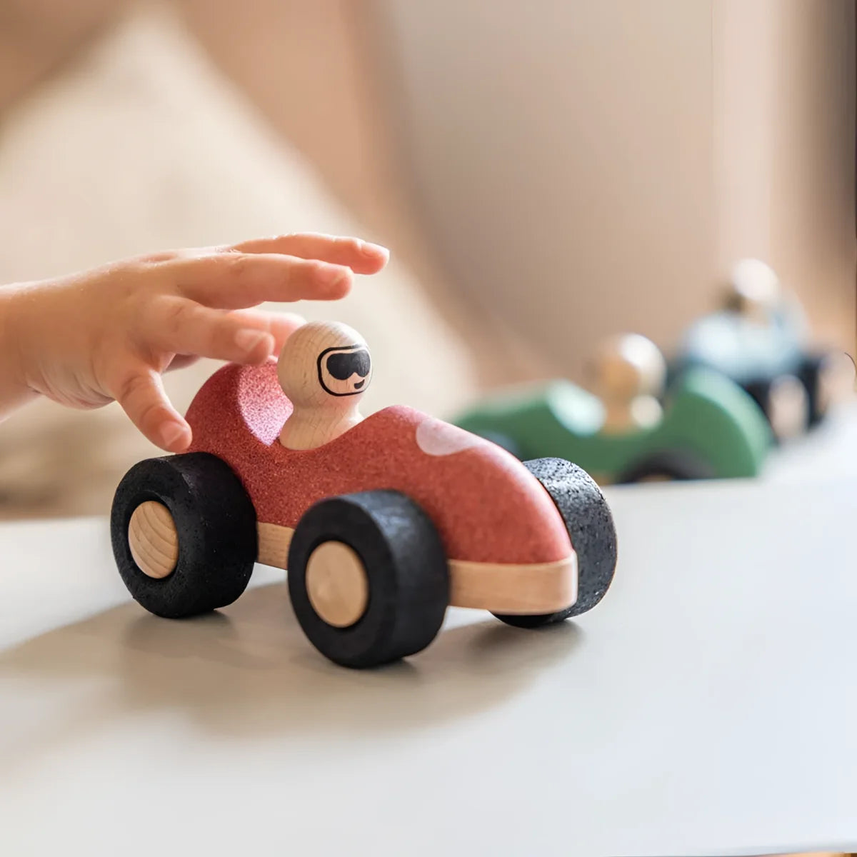 Holzspielzeugauto E-Cork Racer Fahrzeug in pink mit schwarzen Rädern
