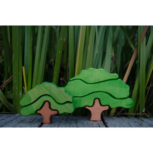 Zwei kleine Holzspielbäume mit grünen Kronen und braunen Stämmen im Produkt Eiche klein