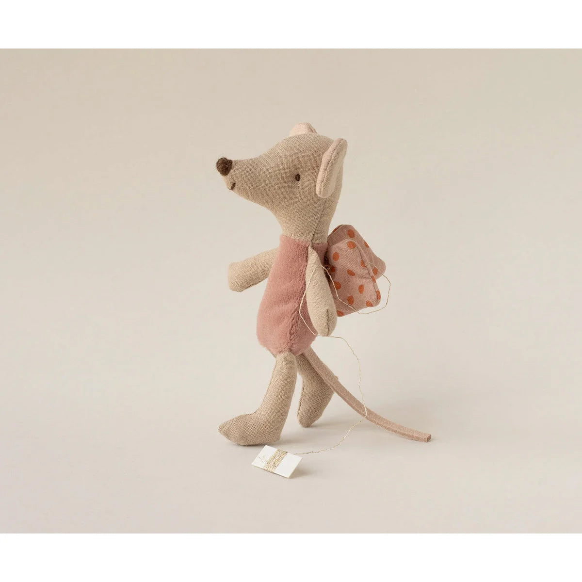 Feenmaus Klein Rosa: Beige Stoffmaus mit rosa Rucksack, Weste und brauner Nase