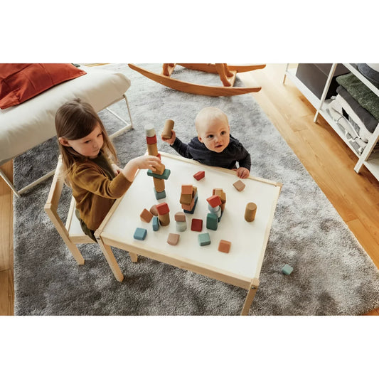Kinder spielen mit Holzbauklötzen am Tisch mit Giant Architects 60 Korkbausteine
