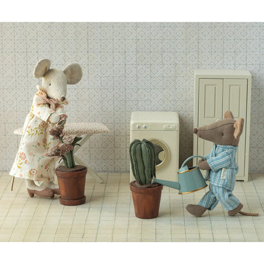 A beige mausfigur in kleid mit blumenmuster und schleife passend zu giesskanne maus light blue nachhaltige babykleidung