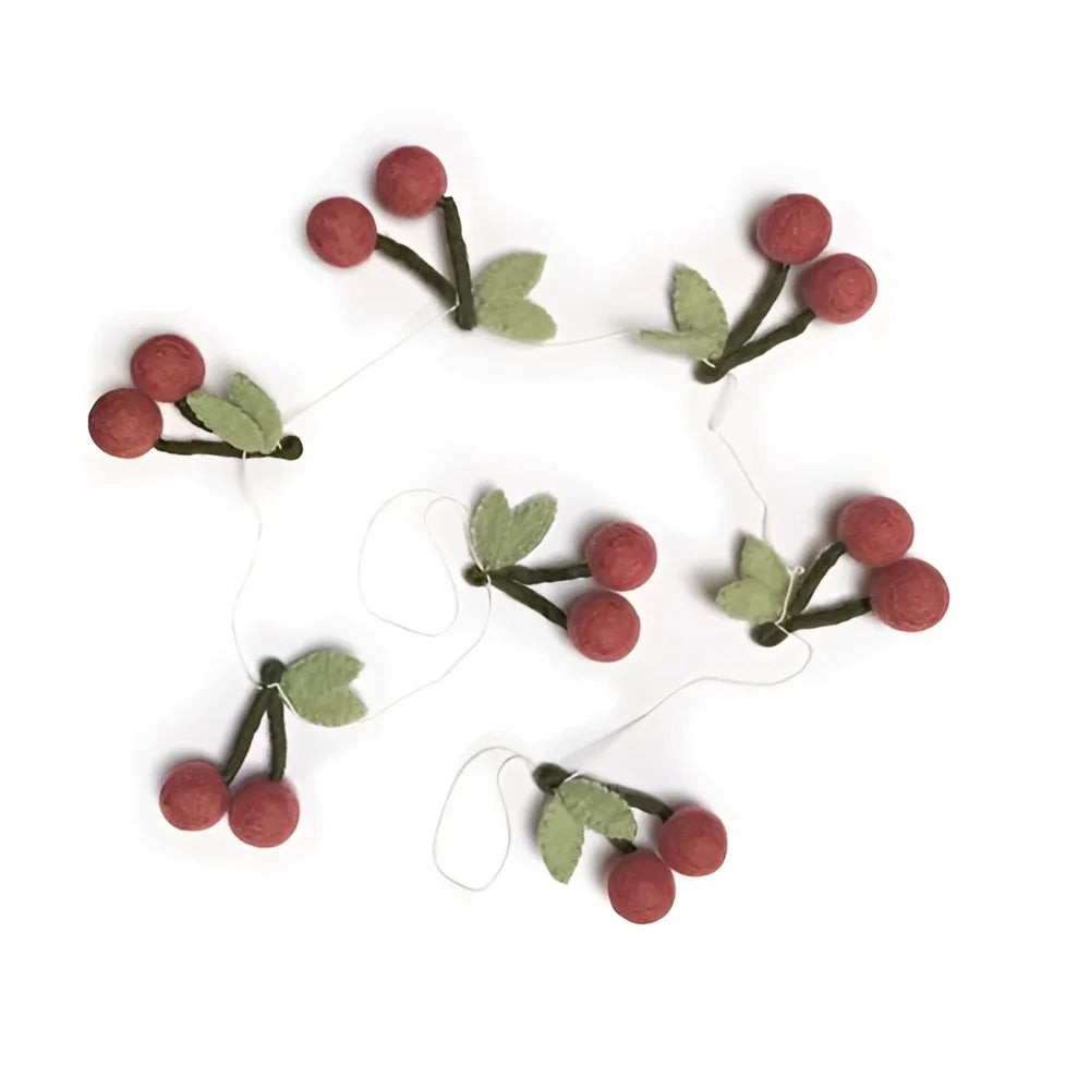 Rote Filz-Kirschen mit Grün an weisser Schnur: Girlande Cherry Coral