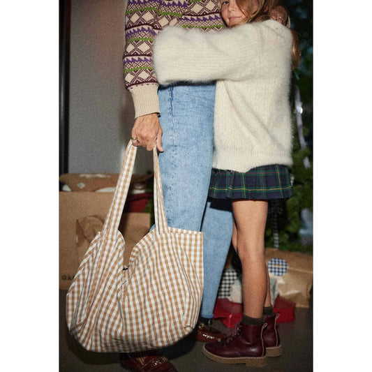 Beige und weiße gingham canvas-handtasche mit langen henkeln, passend zu ökologischen baby- und kinderprodukten