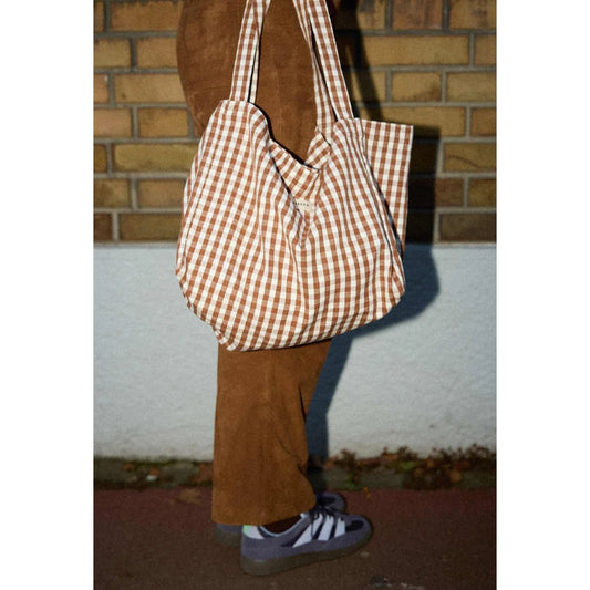 Ein braun-weiß kariertes vichy moka canvas handtasche mit robusten griffen ideal für ökologische baby- & kinderprodukte