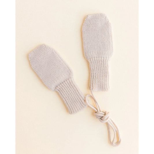 Hellgraue gestrickte Baby-Handschuhe mit Schnur, perfekt für den Alltag