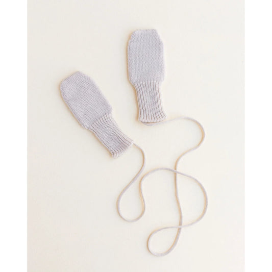 Helle graue gestrickte Babymitten mit angehängten Schnüren als Handschuhe in Off-white