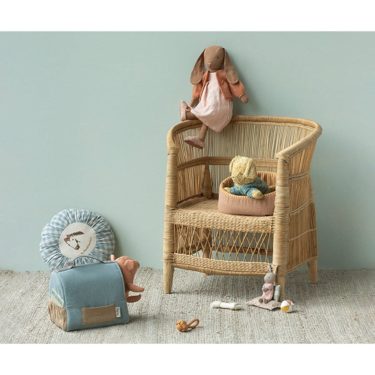 Maileg Hase Grösse 4 in weichem Braun-Wicker-Stuhl aus Naturstoffen
