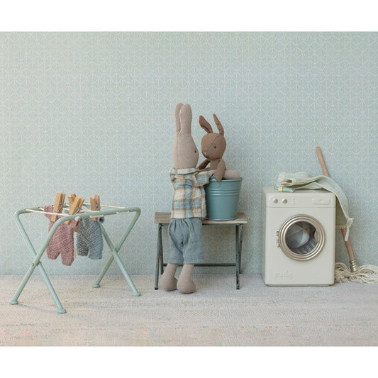 Hase Mikro im Strickanzug in pastellblau-weißem Wäschekorb