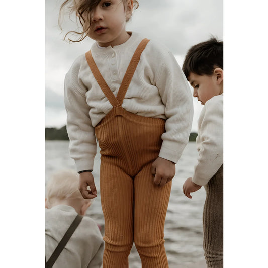 Junge in weißem Sweater und braunen Cordoveralls, Produkt Hippy Footless Strumpfhosen