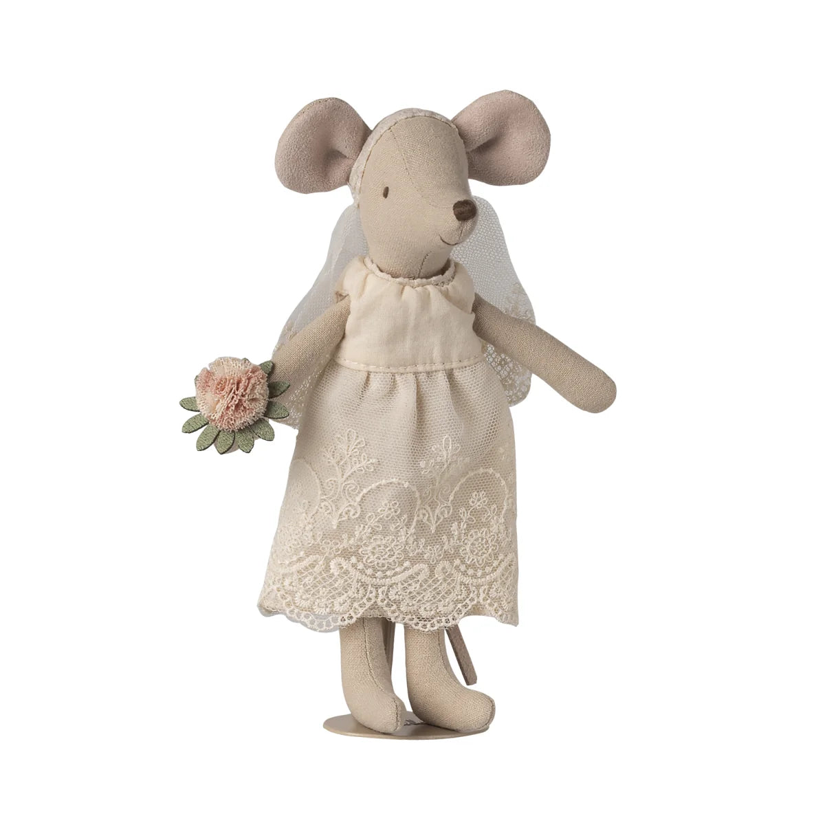 Ein cremefarbener maileg hochzeitsmaus in spitzenhochzeitskleid mit schleier und strauß als nachhaltiges geschenk