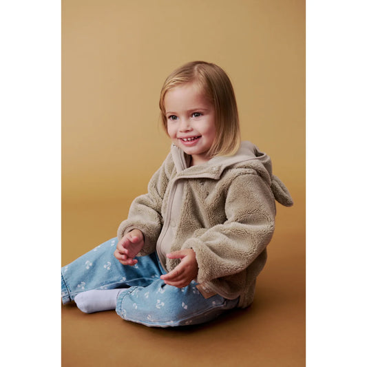 Junge trägt beige flauschige jacke mina mist mit kapuze und niedlichen hasenohren aus weichem material