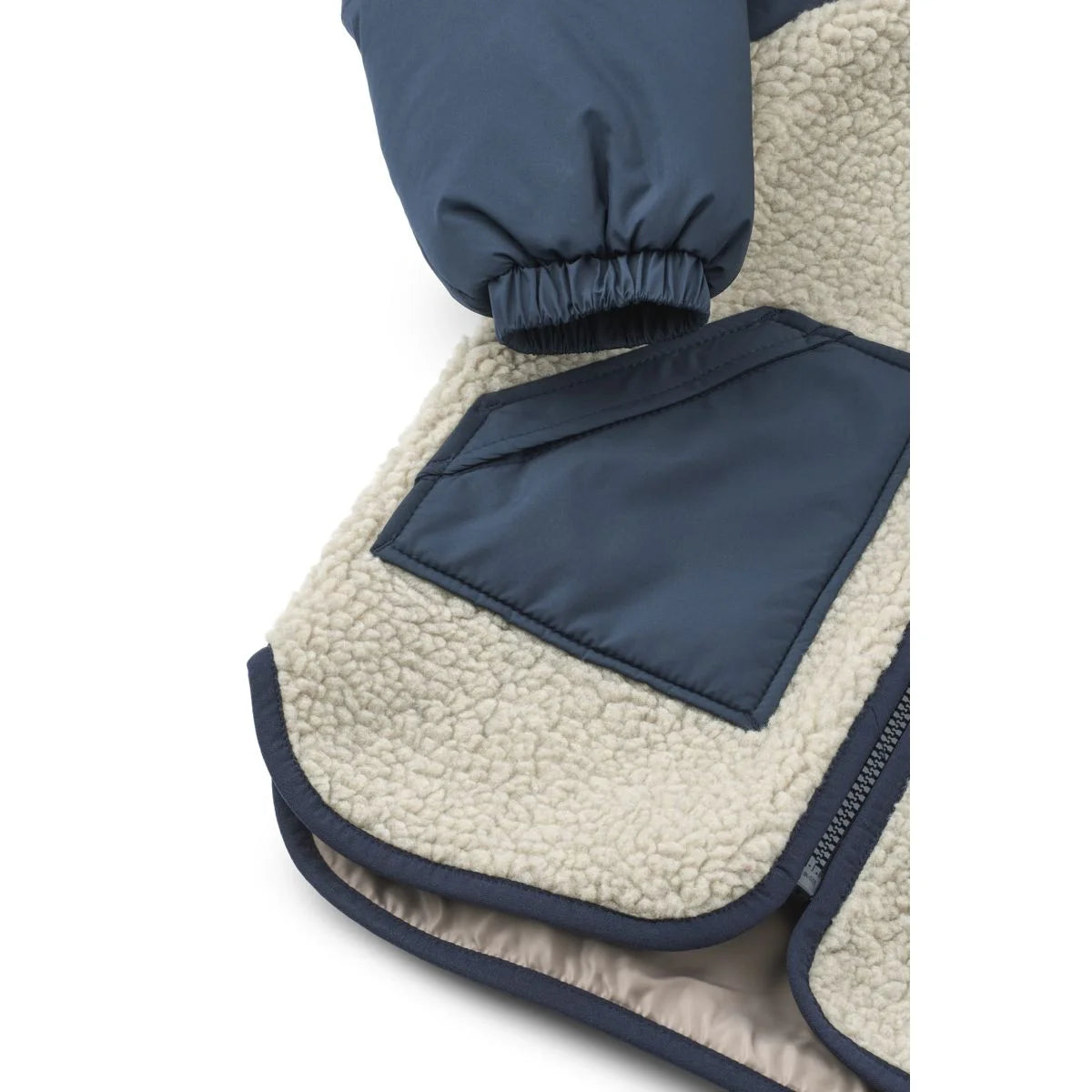 Creamfarbene sherpa-gefütterte jacket runa mit navyblauen nylonärmeln und passender fronttasche in mist classic navy