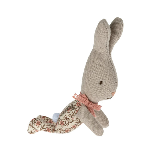 Weiches graues Kaninchen mit Blumenhose und roser Fliege, Kaninchen MY | Rose