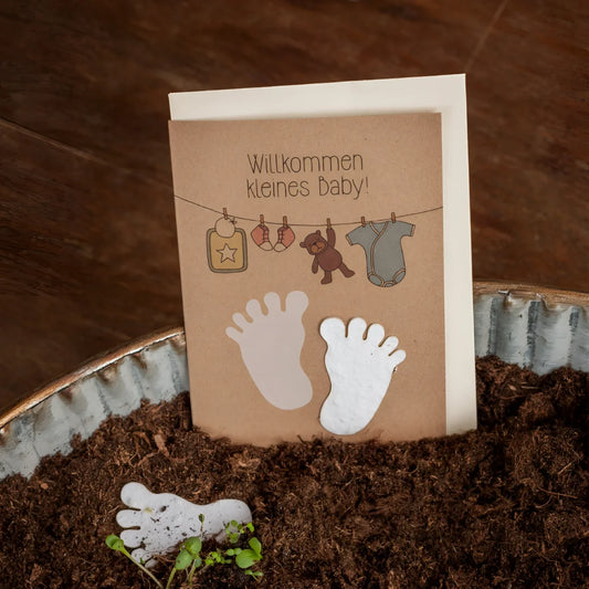 Rustikale braune karte willkommen kleines baby mit babyfüssen und illustrationen für geschenke für neugeborene