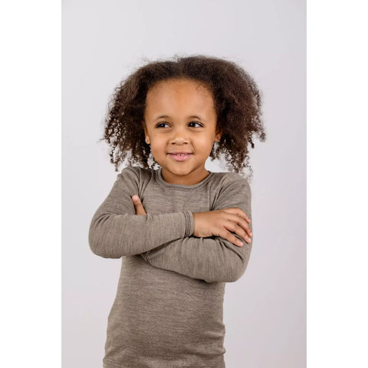 Kleines Kind in weichem grauem Langarmshirt mit gekreuzten Armen, Kinder Longsleeve Walnuss